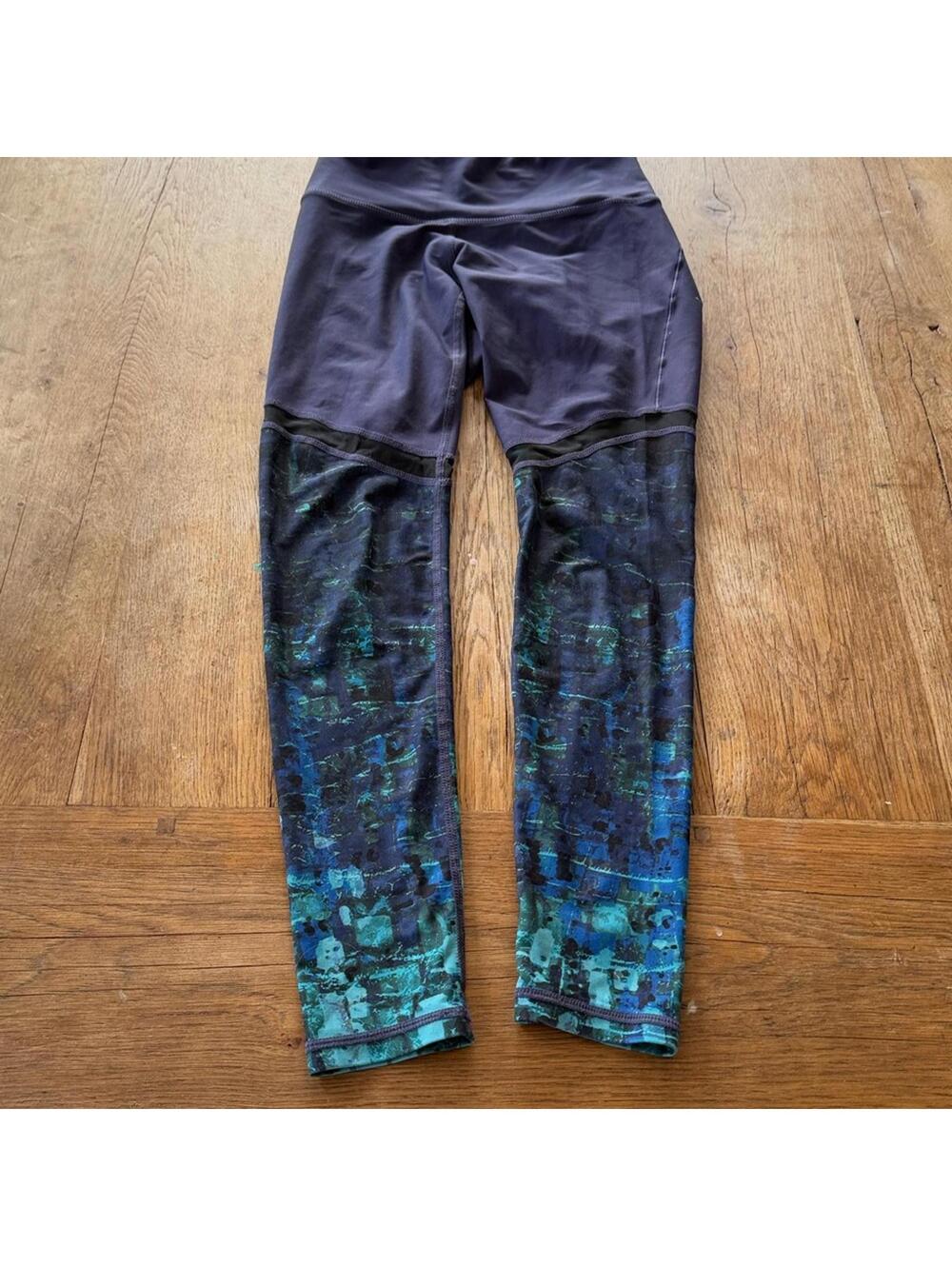 Manduka Navy and Teal Patterned Leggings size small